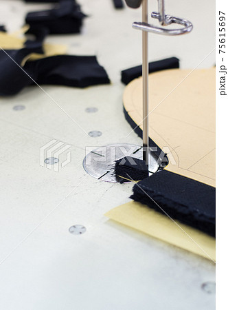 裁縫工場の自動カッティングマシン 75615697