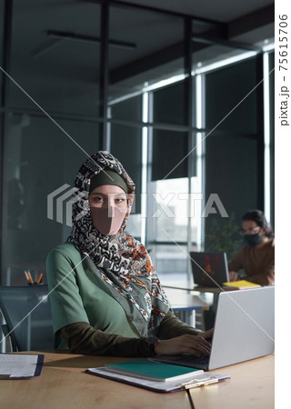 Muslim businesswoman working on computer 75615706
