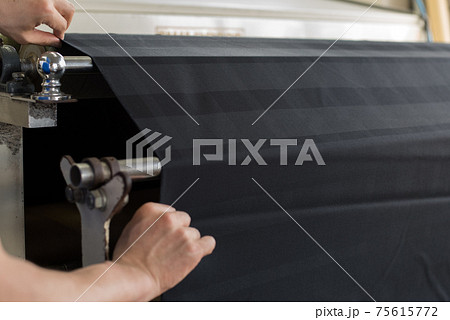 裁縫工場の布生地を伸ばす装置 75615772