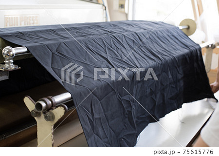 裁縫工場の布生地を伸ばす装置 75615776