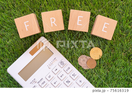 無料、タダ|「FREE」と書かれた積み木と電卓とコイン 無料、タダ|「FREE」と書かれた積み木と電卓とコイン 75616319