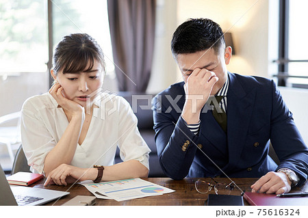 事業計画に息詰まるアジア人ビジネスパーソン 事業計画に息詰まるアジア人ビジネスパーソン 75616324