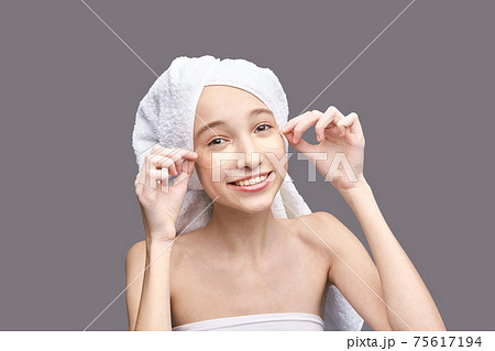 Eye patch procedure. Facial treatment. Dermatology spa. Detox therapy 75617194