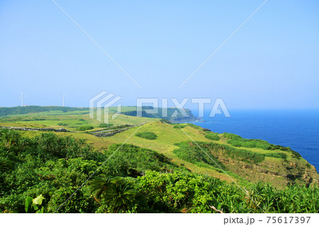 日本最西端 自然豊かな沖縄 与那国島の風景 日本最西端 自然豊かな沖縄 与那国島の風景 75617397