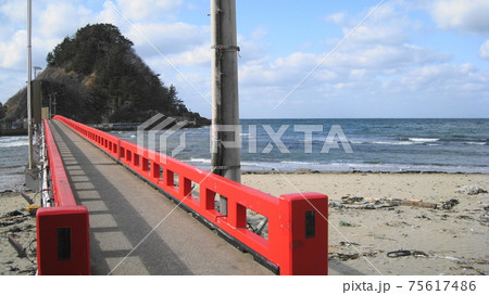 鶴岡市由良町の白山島と白山橋 75617486