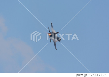 アメリカ空軍F-16デモチーム急旋回 75617592