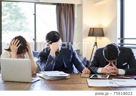 仕事がうまく行かないアジア人とラテン人のビジネスパーソン 75618022