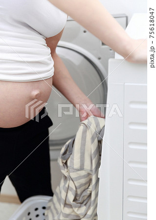 家事をする臨月の妊婦 家事をする臨月の妊婦 75618047