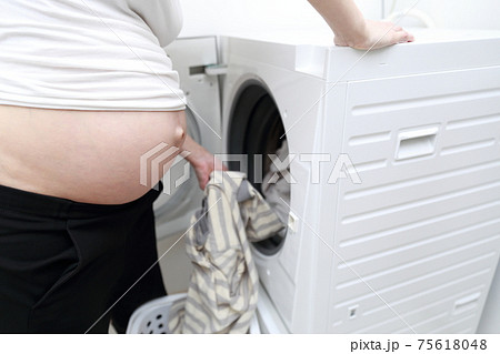 家事をする臨月の妊婦 家事をする臨月の妊婦 75618048