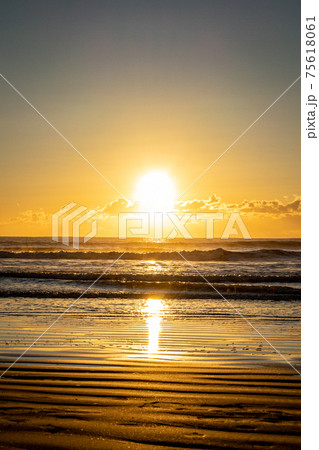 千葉県の九十九里浜・片貝海岸から見る日の出 千葉県の九十九里浜・片貝海岸から見る日の出 75618061