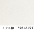 荒いケント紙のような質感を持つ紙のテクスチャー　背景素材 75618154