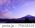 山中湖畔からの富士山夕景 75618328