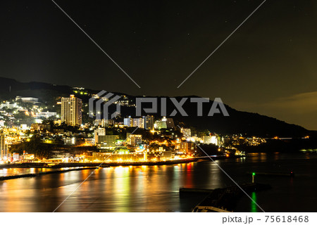 熱海の海と町の夜景 75618468