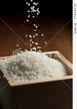 木の枡いっぱいのお米 木の枡いっぱいのお米 75618779