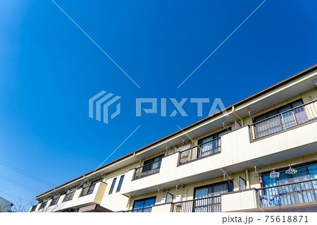 青空に映える南向きのアパート 75618871