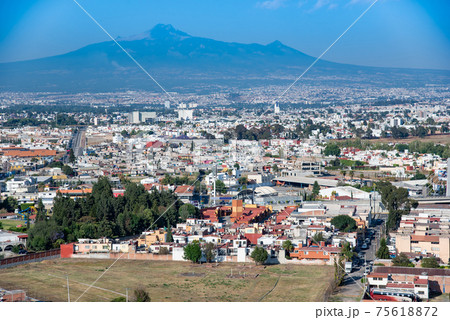 メキシコ　ロスレメディオス教会からのチョルーラの町並み 75618872