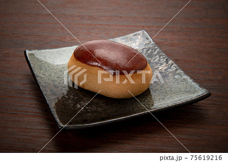 和菓子の栗饅頭 75619216