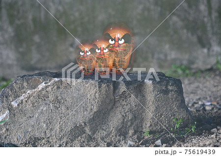 石の上の達磨人形 多重露出撮影 石の上の達磨人形 多重露出撮影 75619439