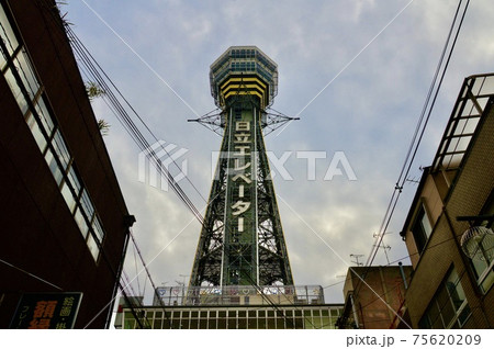 ビルの谷間から見上げた「通天閣」(大阪府大阪市浪速区) ビルの谷間から見上げた「通天閣」(大阪府大阪市浪速区) 75620209