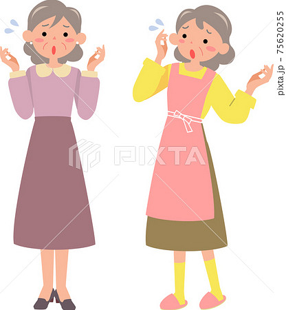 困った表情のシニア女性 75620255