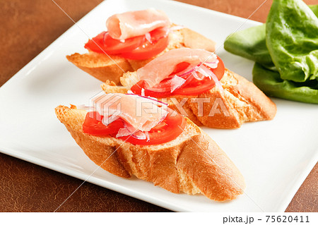 生ハムとトマトのブルスケッタ 生ハムとトマトのブルスケッタ 75620411