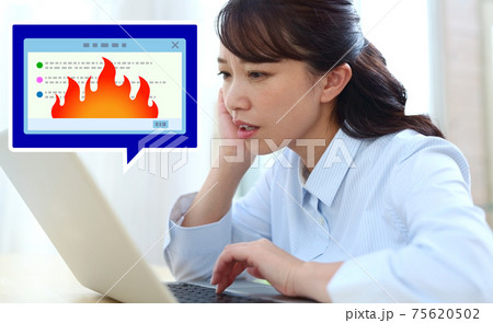 ネット炎上で困る女性イメージ 75620502