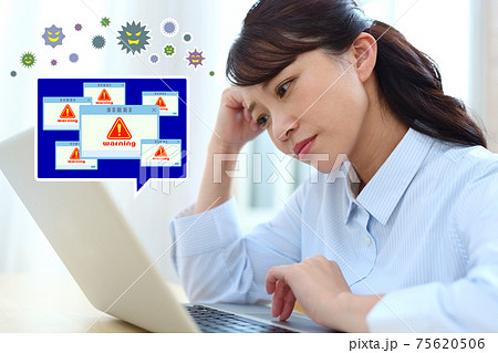 パソコンがウイルスに感染してしまった女性のイメージ 75620506