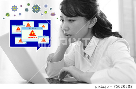 パソコンがウイルスに感染してしまった女性のイメージ 75620508