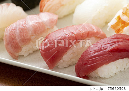 本マグロの寿司　赤身 75620598