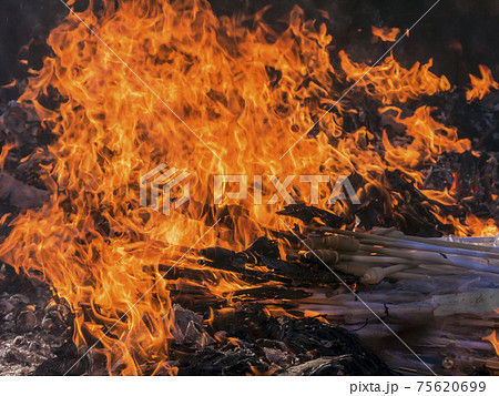 炎　お焚き上げ　火　勢いのある炎 75620699