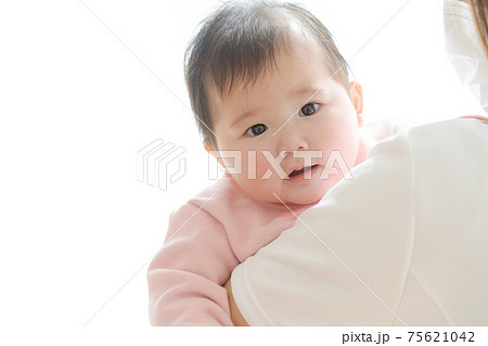 赤ちゃん ナース 2人 上半身 赤ちゃん ナース 2人 上半身 75621042