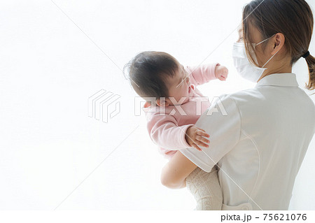 赤ちゃん ナース 2人 上半身 赤ちゃん ナース 2人 上半身 75621076