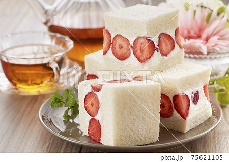 フルーツサンド　苺　生クリーム　キューブサンド 75621105