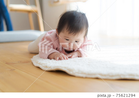 赤ちゃん　腹ばい　室内 75621294