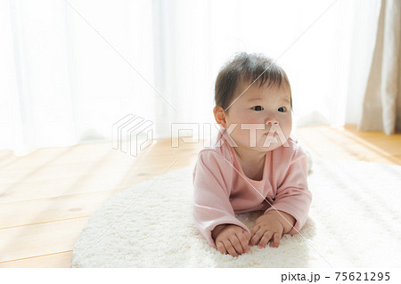 赤ちゃん 腹ばい 室内の写真素材