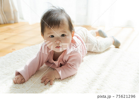 赤ちゃん 腹ばい 室内の写真素材