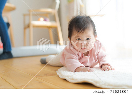 赤ちゃん 腹ばい 室内 赤ちゃん 腹ばい 室内 75621304