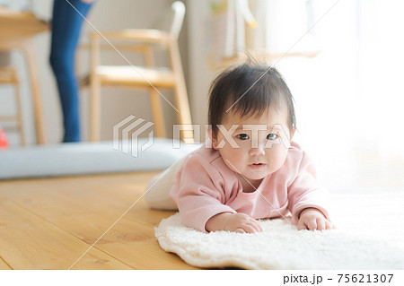 赤ちゃん 腹ばい 室内の写真素材