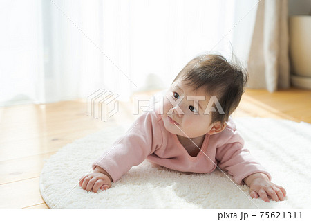 赤ちゃん　腹ばい　室内 75621311