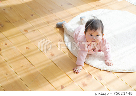 赤ちゃん　腹ばい　無垢材 75621449