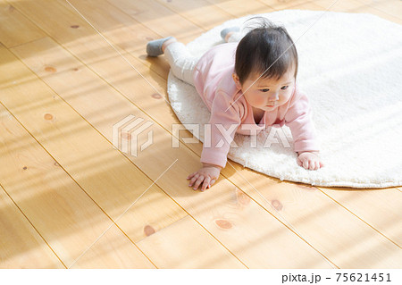赤ちゃん 腹ばい 無垢材 赤ちゃん 腹ばい 無垢材 75621451