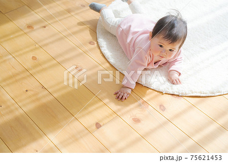 赤ちゃん　腹ばい　無垢材 75621453