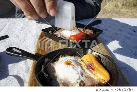 キャンプ場の朝食 キャンプ場の朝食 75621767