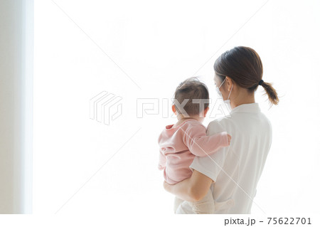 赤ちゃん　ナース　2人　後ろ姿 75622701