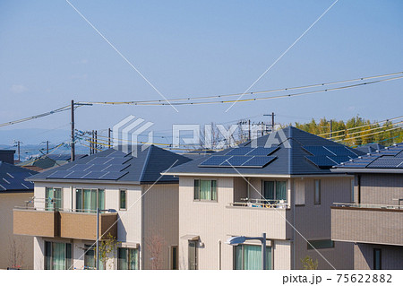 ソーラーパネルのある家　太陽光　発電　エコシステム 75622882