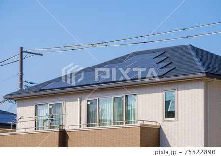 ソーラーパネルのある家　太陽光　発電　エコシステム 75622890