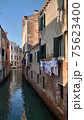 ベネチアの水路と洗濯物 75623400