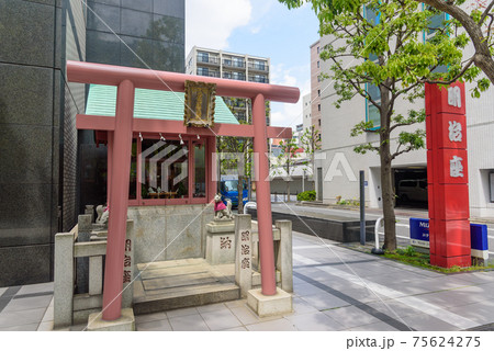 都市風景　明治座通り　明治座と笠間稲荷神社　東京都中央区 75624275