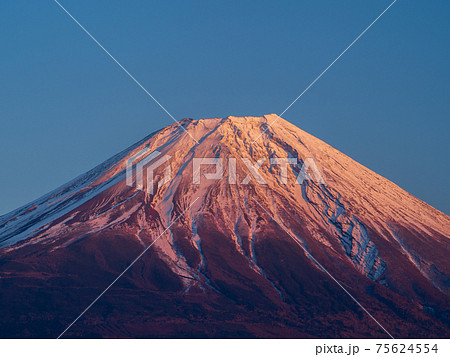1月静岡・富士宮　富士山の麓にあるふもとっぱらから見た紅富士 75624554