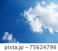 雲がぷかぷか浮かぶ、晴天の青空 75624796